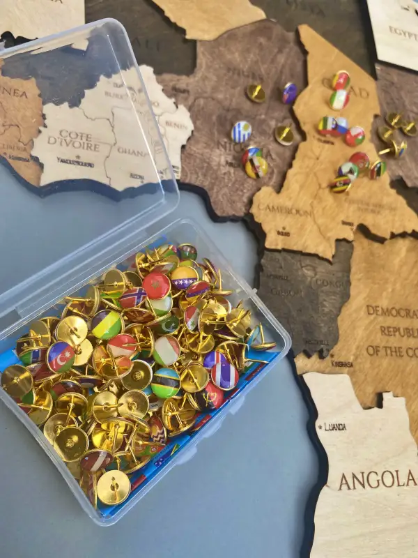 Σύνολο πινέζες με σημαίες